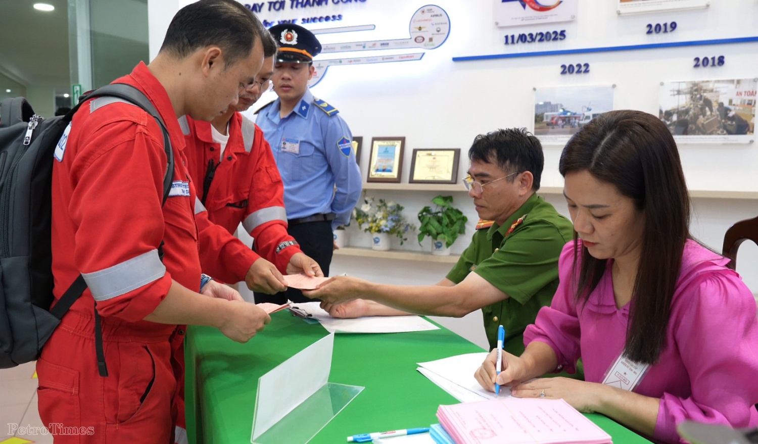 Người lao động Dầu khí hân hoan bỏ phiếu sớm trước giờ ra giàn