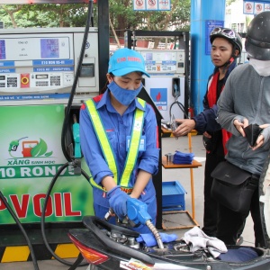 Giá xăng tăng mạnh, RON 95 vượt 20.000 đồng/lít