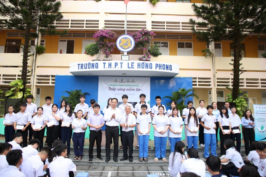 Petrovietnam đồng hành cùng học sinh Trường THPT Lê Hồng Phong chinh phục ước mơ ngành năng lượng