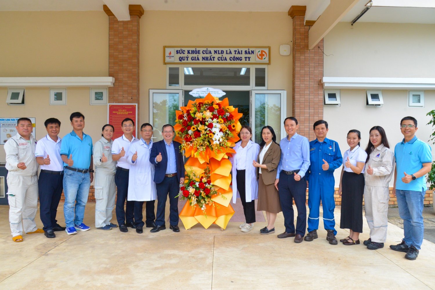 BSR tri ân và chúc mừng Trạm Y tế NMLD Dung Quất nhân Ngày Thầy thuốc Việt Nam 27/2