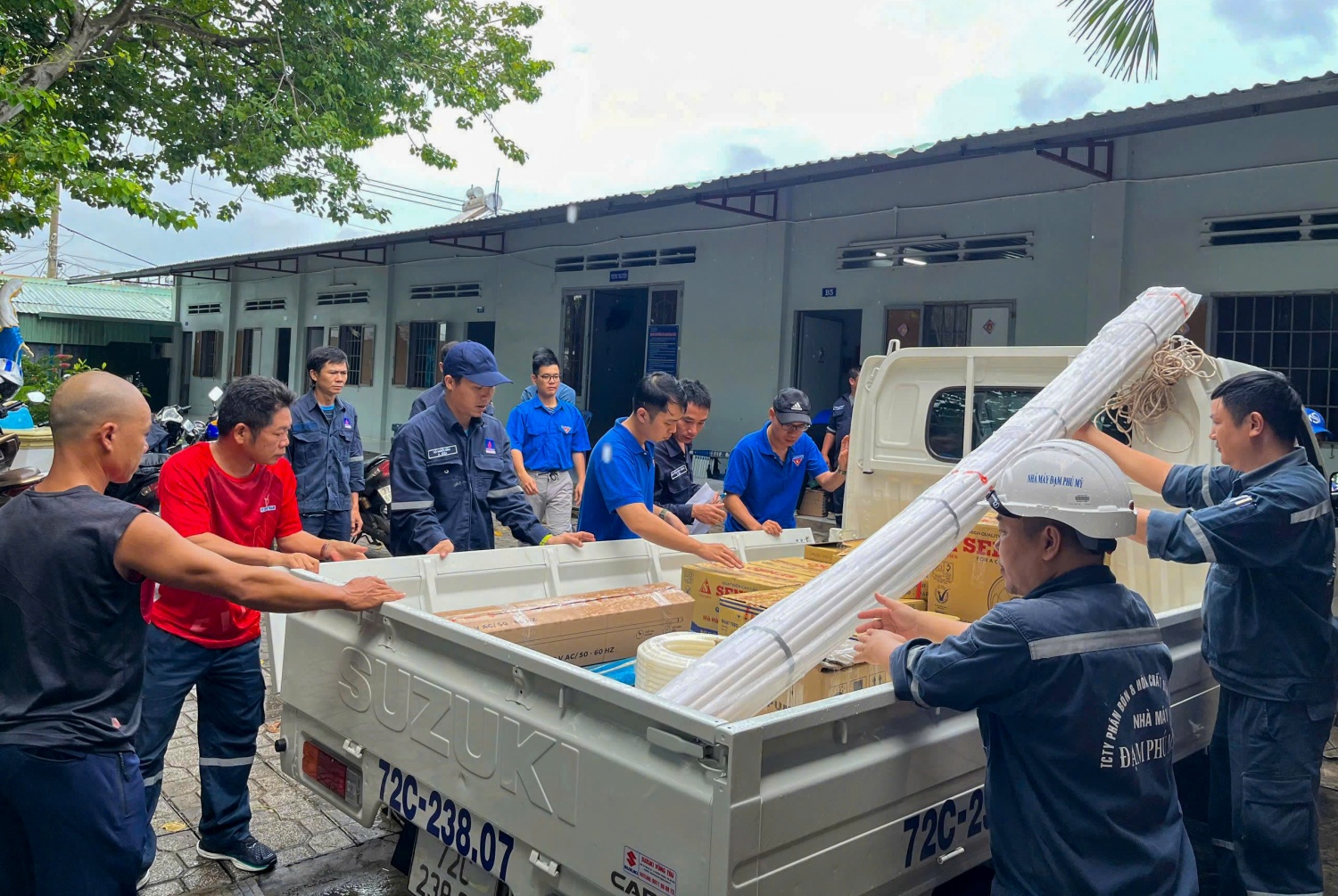 Đoàn Thanh niên Nhà máy đạm Phú Mỹ sửa chữa điện cho viện dưỡng lão Đoàn Thanh niên Nhà máy đạm Phú Mỹ sửa chữa điện cho viện dưỡng lão