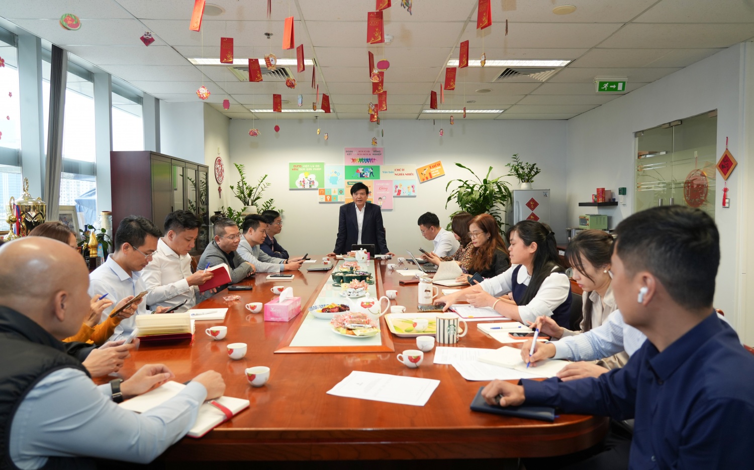 Đồng chí Trần Quang Dũng, Phó Bí thư thường trực Đảng ủy Tập đoàn sinh hoạt cùng Chi bộ Tuyên giáo - Truyền thông.