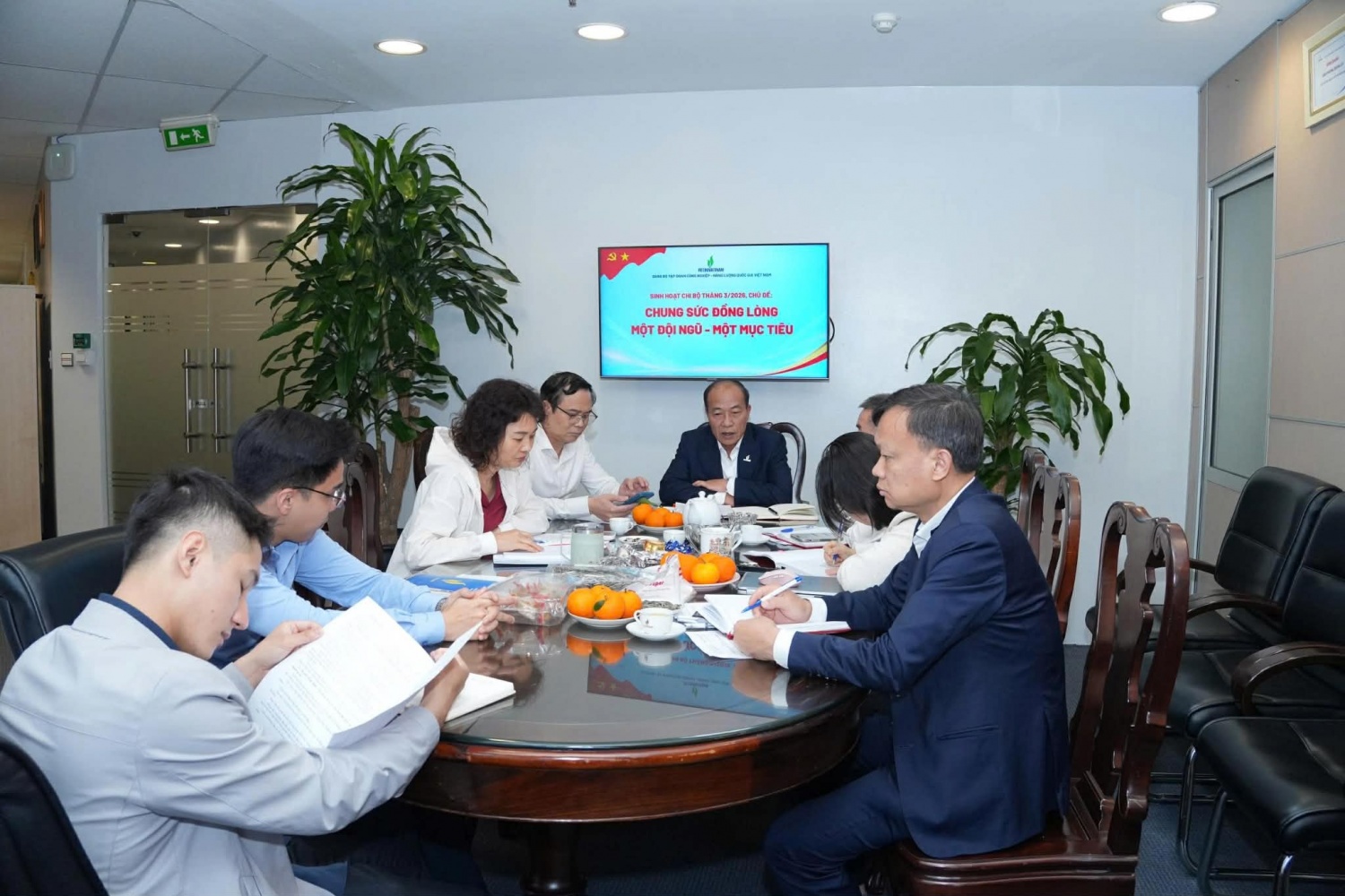 Đồng chí Phạm Quang Dũng, Ủy viên Ban Thường vụ Đảng ủy, Chánh Văn phòng Đảng ủy Tập đoàn, Phó Bí thư thường trực Đảng ủy BMQL&ĐH phổ biến, quán triệt các nội dung tại sinh hoạt Chi bộ Văn phòng Đảng ủy Tập đoàn.