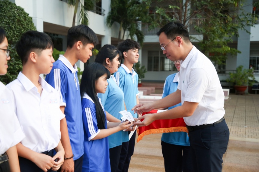 Petrovietnam “Thắp sáng niềm tin” và ước mơ cho học sinh Trường THPT Bà Rịa