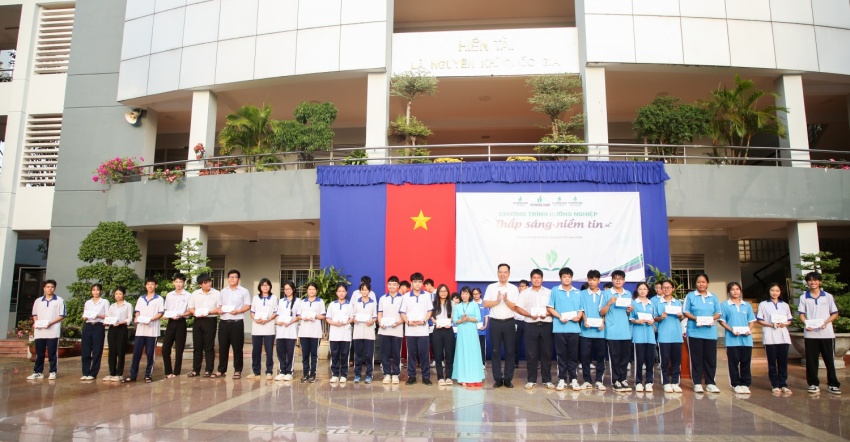 Petrovietnam “Thắp sáng niềm tin” và ước mơ cho học sinh Trường THPT Bà Rịa