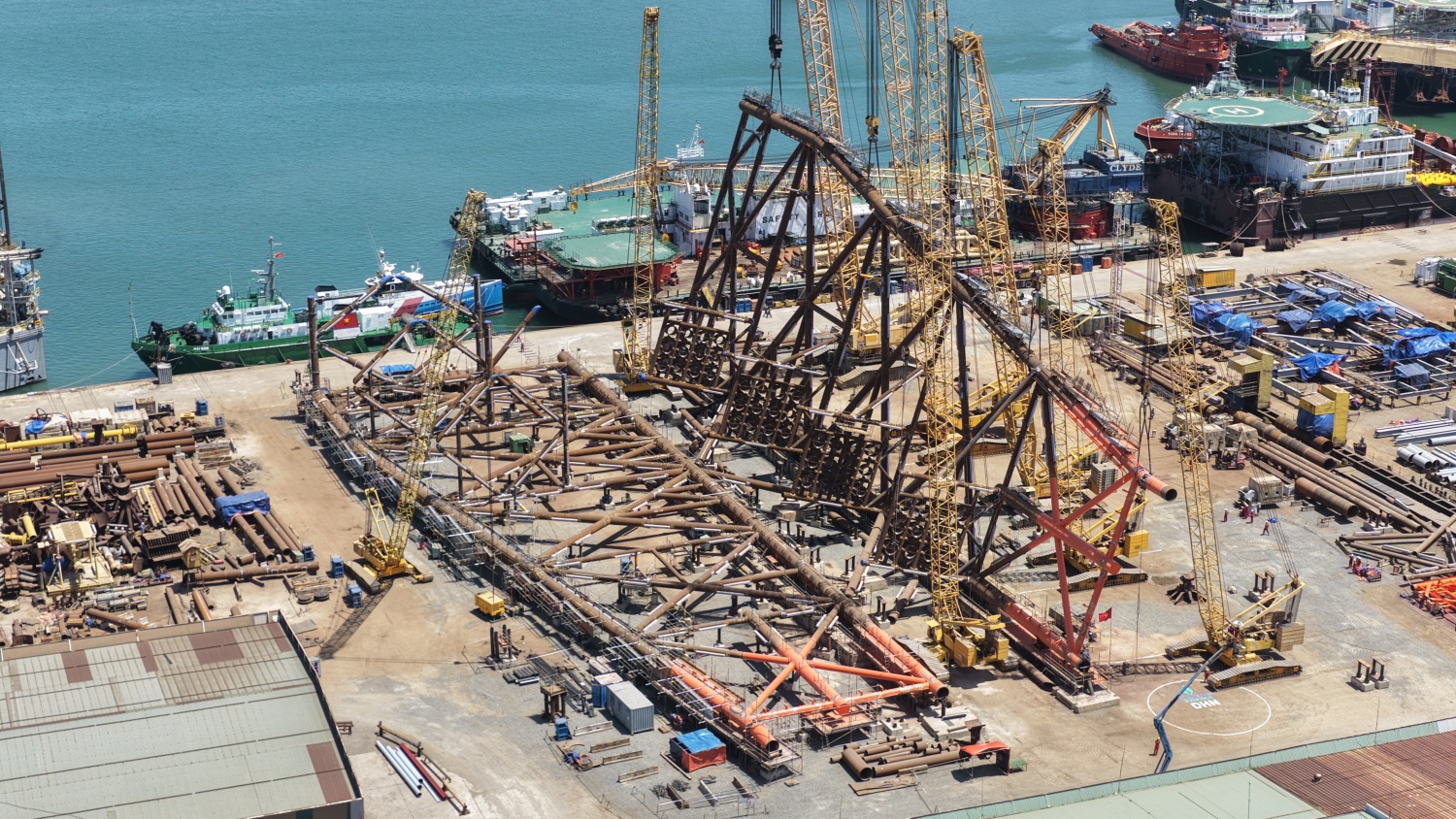 PVEP-NSC, Vietsovpetro cùng các nhà thầu lắp dựng thành công Panel Row 2 thuộc khối chân đế giàn khai thác WHP-DHN, bảo đảm tuyệt đối an toàn, chất lượng và đúng tiến độ thi công.