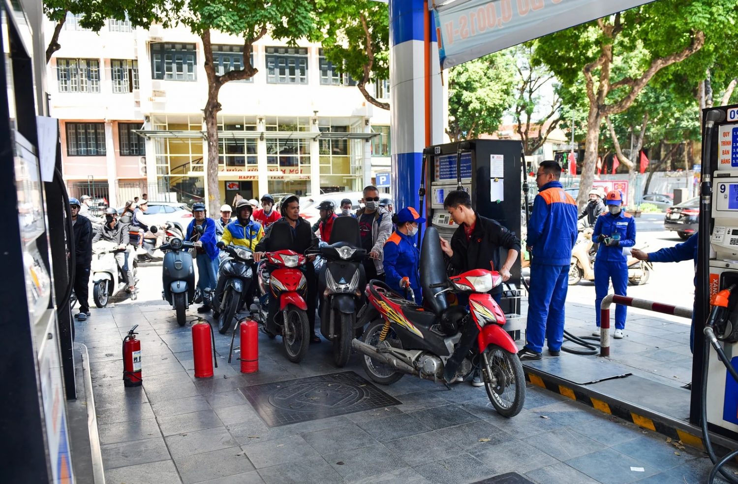 Đà Nẵng dán đường dây nóng 24/24 tại 100% cây xăng, kiên quyết xử lý nạn bán nhỏ giọt Đà Nẵng dán đường dây nóng 24/24 tại 100% cây xăng, kiên quyết xử lý nạn bán nhỏ giọt