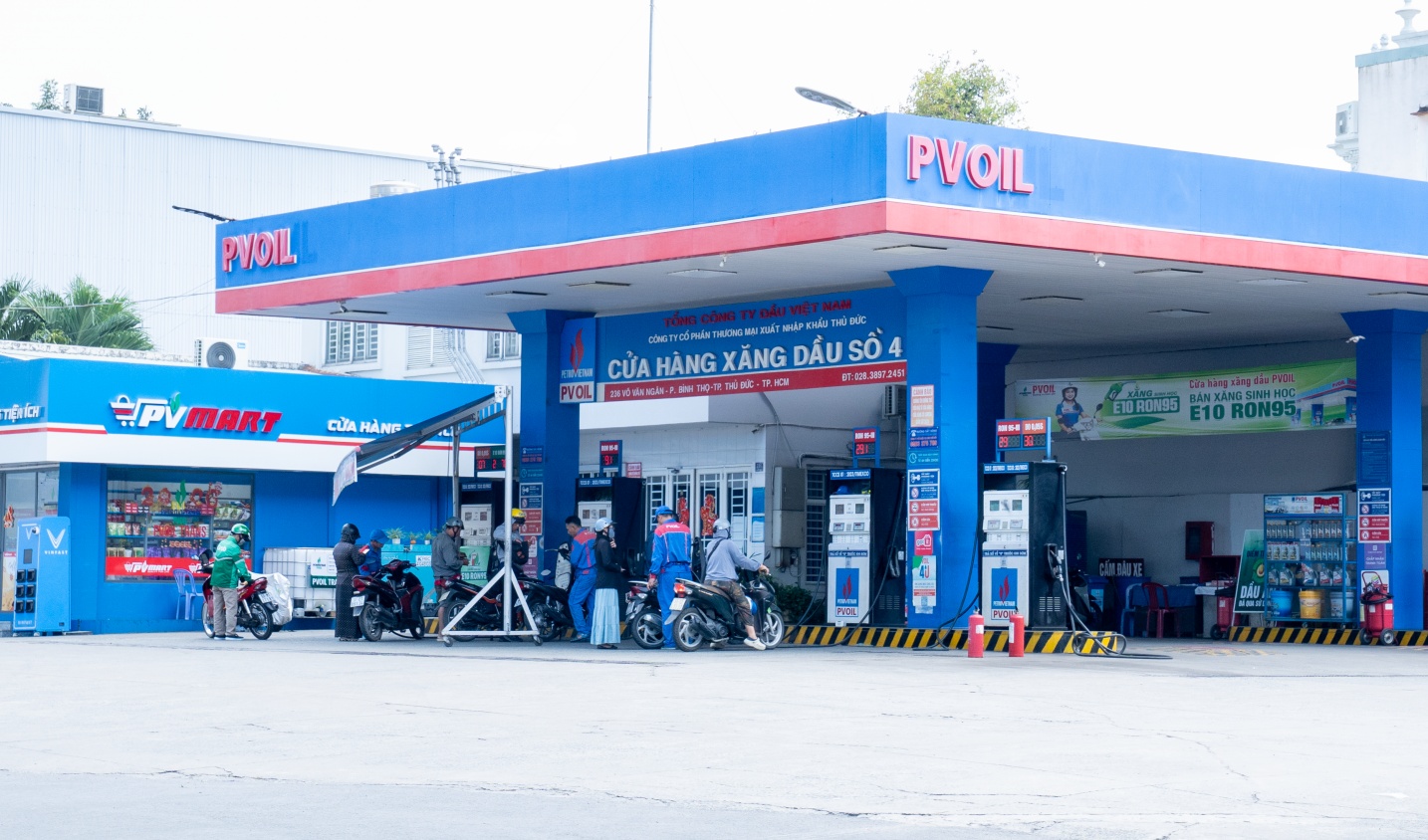 [Chùm ảnh] Hệ thống cây xăng PVOIL đảm bảo nguồn cung, khách hàng không phải chờ đợi lâu