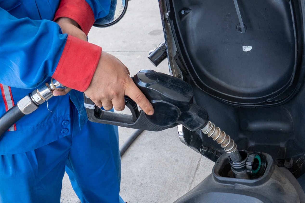 Giá xăng RON95 vượt mốc 30.000 đồng/lít