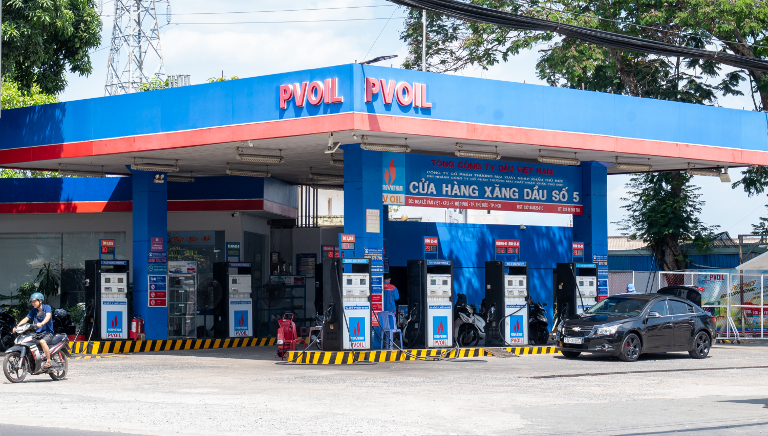 [Chùm ảnh] Hệ thống cây xăng PVOIL đảm bảo nguồn cung, không xảy ra tình trạng xếp hàng kéo dài