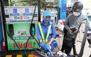 Giá xăng giảm mạnh, RON95-III xuống còn 25.240 đồng/lít