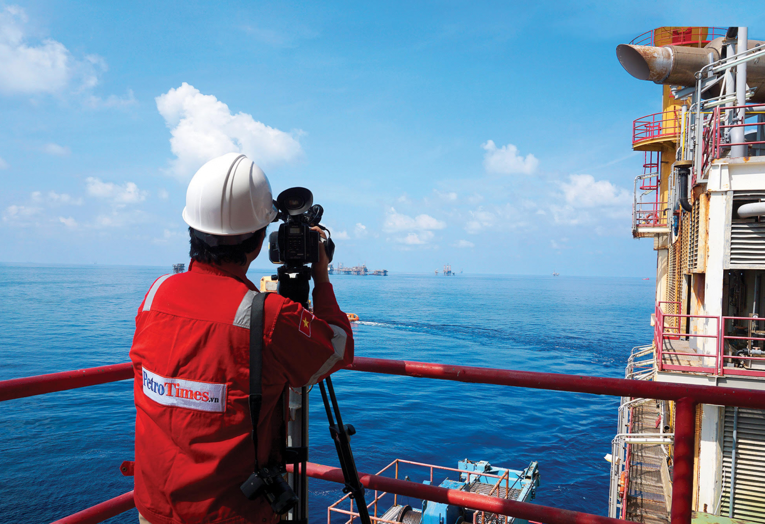 Làm báo với tinh thần dầu khí Làm báo với tinh thần dầu khí