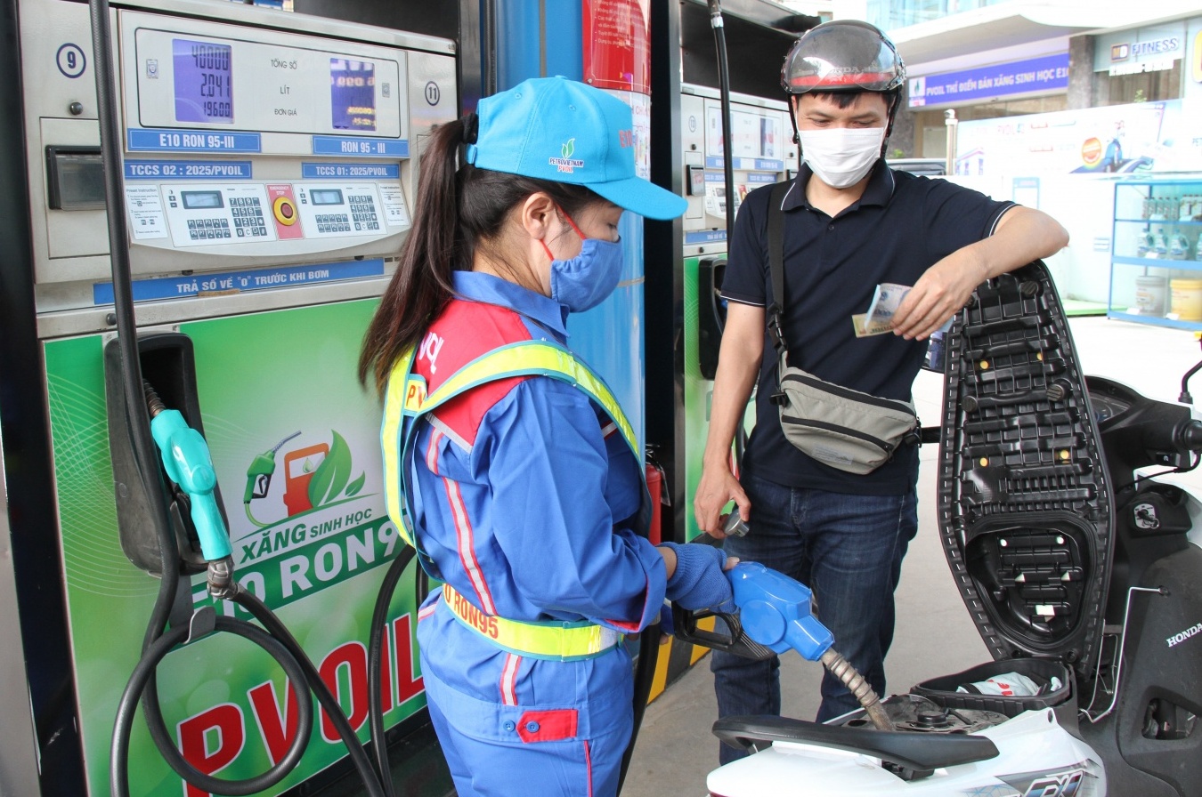 Giá xăng dầu trong nước tiếp tục điều chỉnh trước biến động của thị trường thế giới