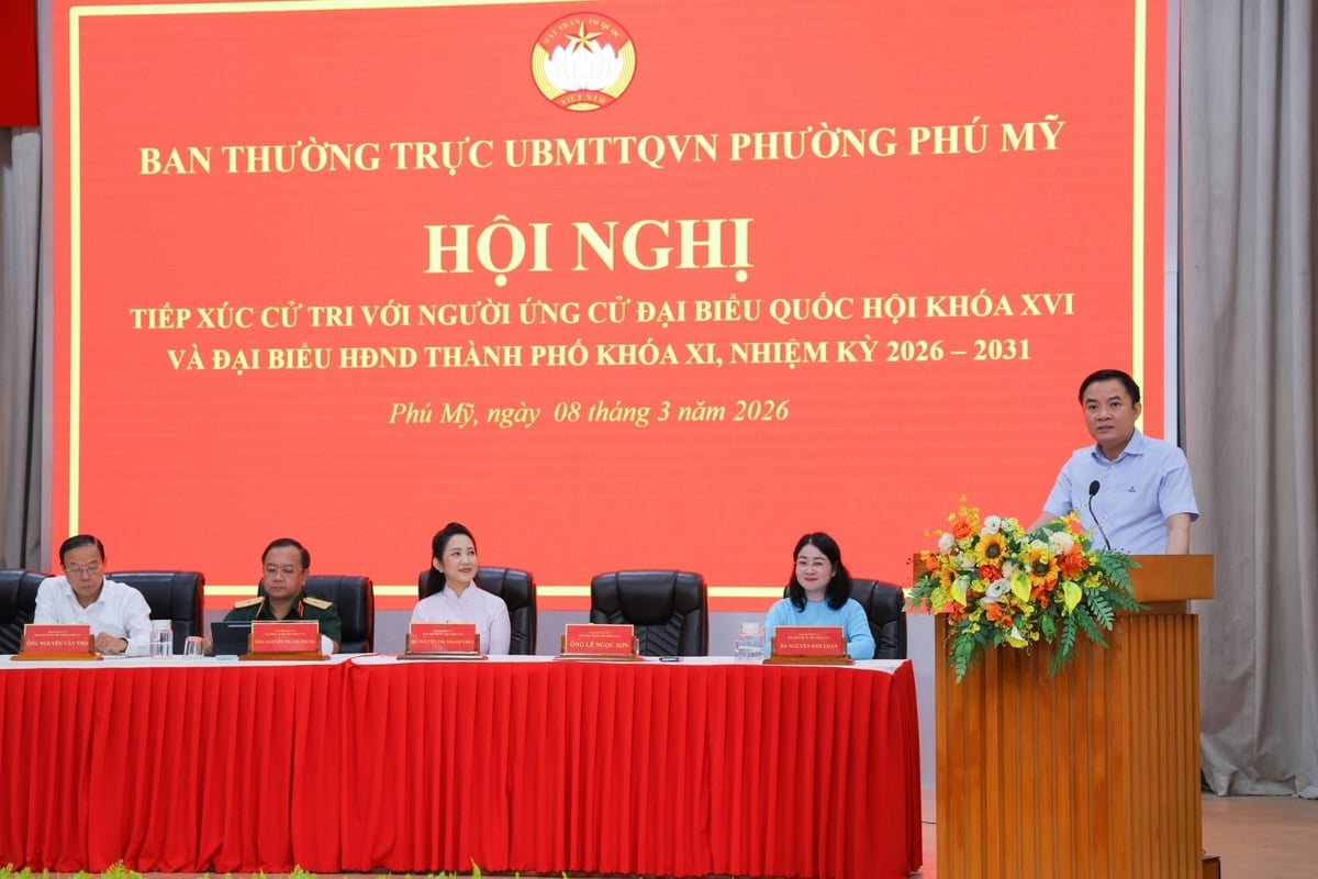 Ông Lê Ngọc Sơn, Bí thư Đảng ủy, Chủ tịch HĐTV Petrovietnam tiếp xúc cử tri tại phường Phú Mỹ, TP Hồ Chí Minh. Ảnh: Petrovietnam.