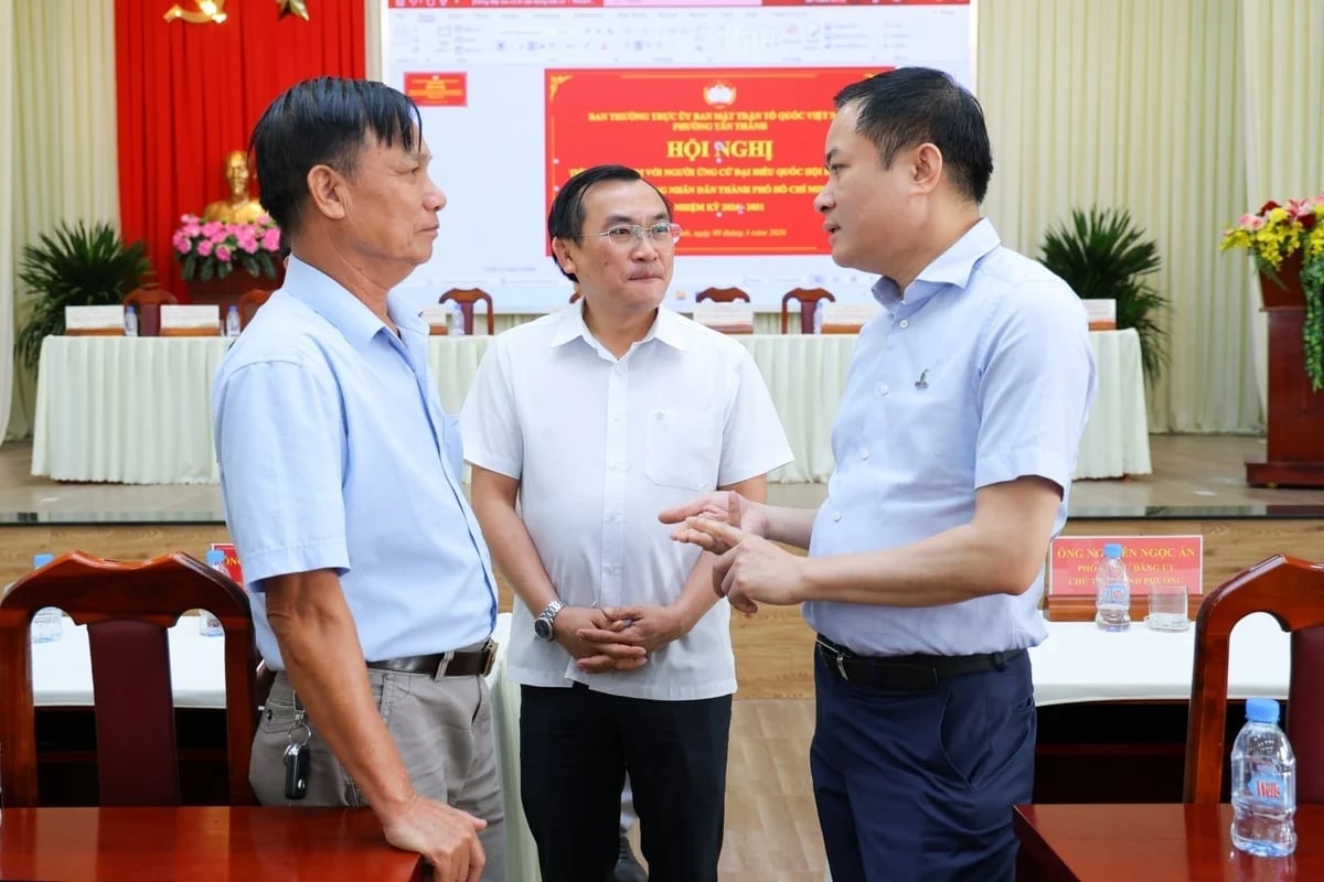 Tại các buổi tiếp xúc cử tri, phương châm xuyên suốt được ông Lê Ngọc Sơn nhấn mạnh đó là 'Không thể để doanh nghiệp giàu lên mà người dân nghèo đi'. Ảnh: Petrovietnam.