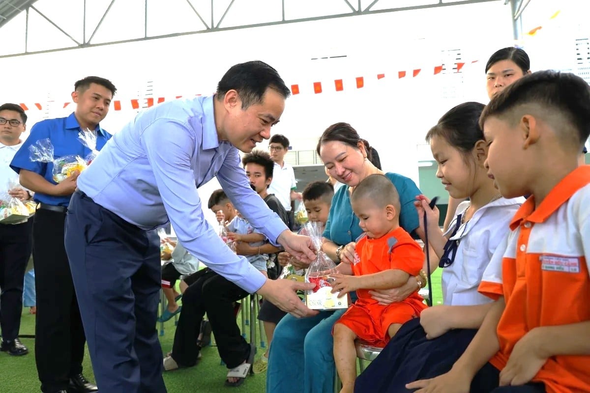 Ông Lê Ngọc Sơn trao quà cho các em nhỏ đang được nuôi dưỡng ở Trung tâm Bảo trợ Trẻ em Vũng Tàu. Ảnh: Petrovietnam.