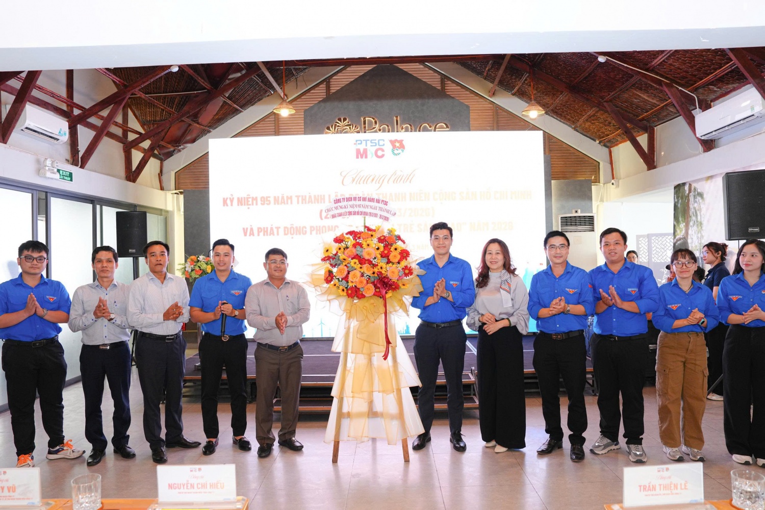 Đồng chí Trần Thiện Lê – Phó Bí thư Đảng ủy, Phó Giám đốc Công ty trao lẵng hoa tươi thắm chúc mừng Đoàn Thanh niên Công ty nhân dịp kỷ niệm 95 năm ngày thành lập Đoàn Đồng chí Trần Thiện Lê – Phó Bí thư Đảng ủy, Phó Giám đốc Công ty trao lẵng hoa tươi thắm chúc mừng Đoàn Thanh niên Công ty nhân dịp kỷ niệm 95 năm ngày thành lập Đoàn