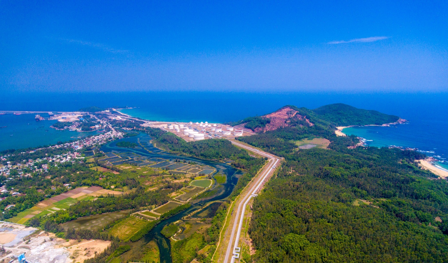 Trạm xuất sản phẩm đường bộ của NMLD Dung Quất sẽ được mở rộng từ 4 trạm lên 6 trạm để xuất bán các sản phẩm dầu DO và Jet - A1.