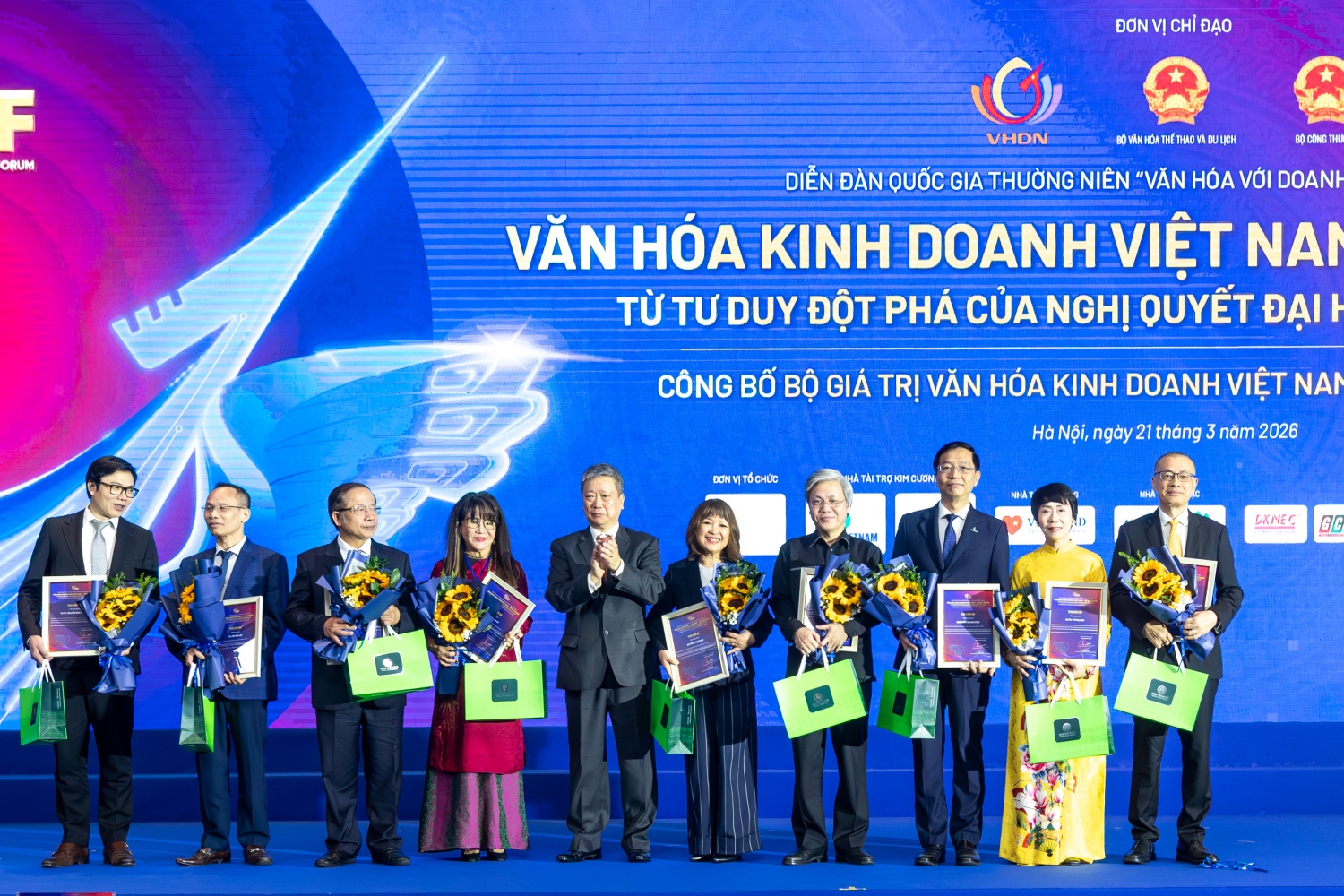 Petrovietnam đồng hành lan tỏa hệ giá trị văn hóa doanh nghiệp Việt Nam trong kỷ nguyên mới Petrovietnam đồng hành lan tỏa hệ giá trị văn hóa doanh nghiệp Việt Nam trong kỷ nguyên mới