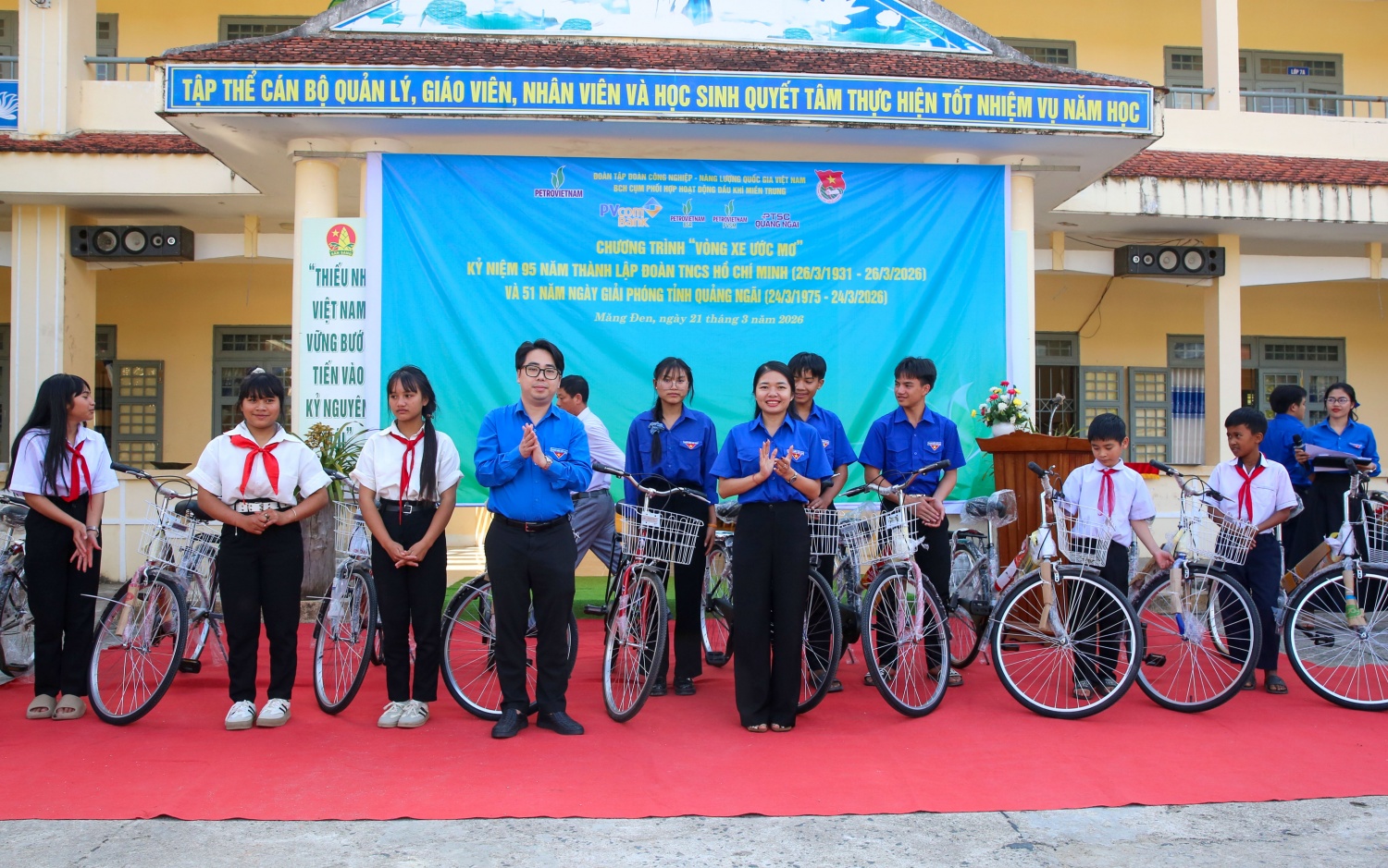 Cụm phối hợp Tuổi trẻ Petrovietnam miền Trung thực hiện nhiều chương trình ý nghĩa cho học sinh vùng cao Quảng Ngãi Cụm phối hợp Tuổi trẻ Petrovietnam miền Trung thực hiện nhiều chương trình ý nghĩa cho học sinh vùng cao Quảng Ngãi