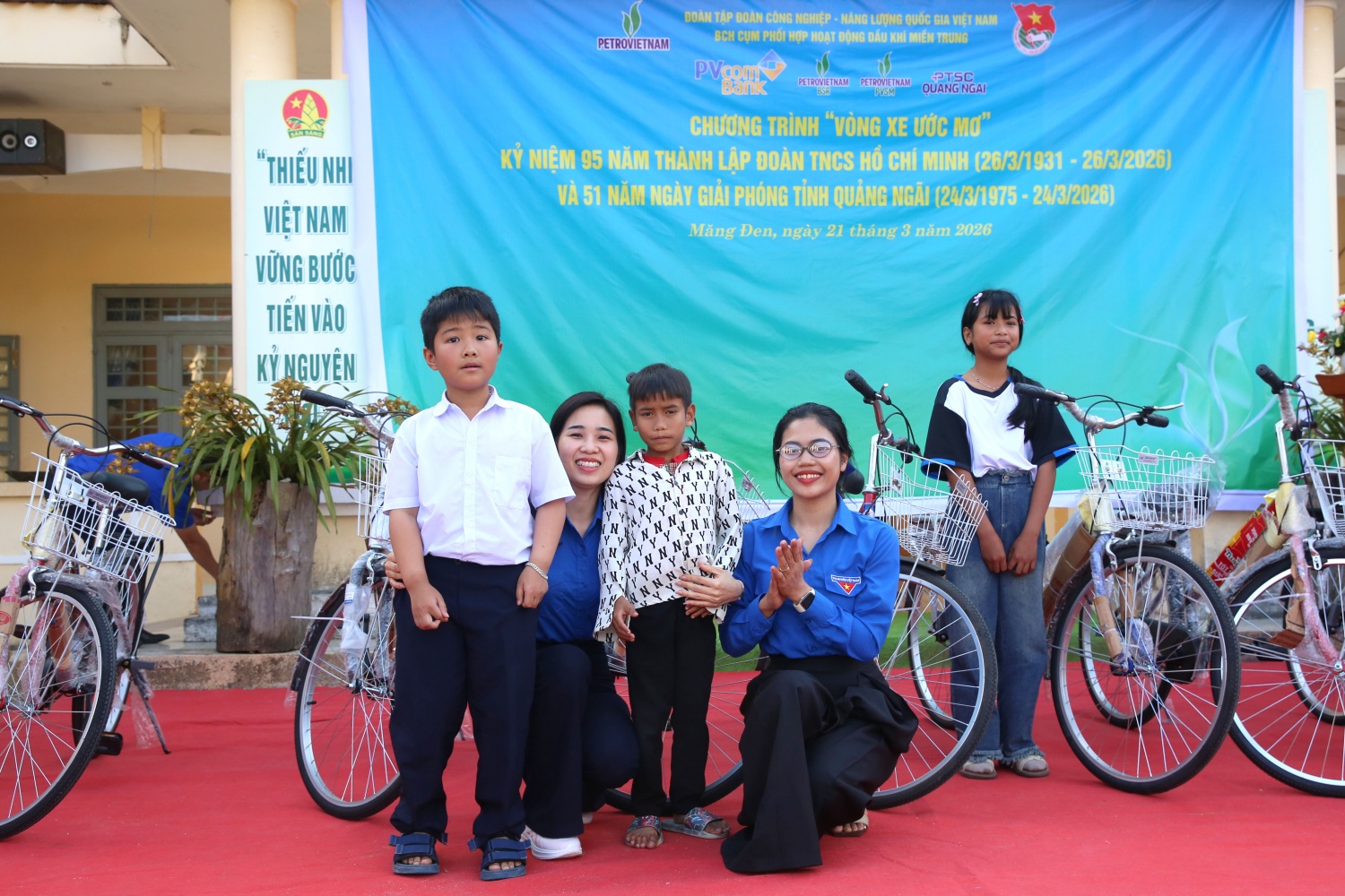 Cụm phối hợp Tuổi trẻ Petrovietnam miền Trung thực hiện nhiều chương trình ý nghĩa cho học sinh vùng cao Quảng Ngãi Cụm phối hợp Tuổi trẻ Petrovietnam miền Trung thực hiện nhiều chương trình ý nghĩa cho học sinh vùng cao Quảng Ngãi