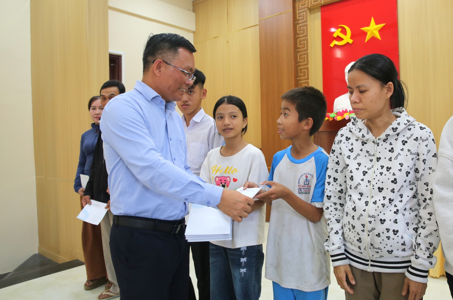 BSR tặng 100 suất quà cho người dân Quảng Ngãi nhân dịp 51 năm Ngày Giải phóng tỉnh