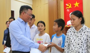 BSR tặng 100 suất quà cho người dân Quảng Ngãi nhân dịp 51 năm Ngày Giải phóng tỉnh