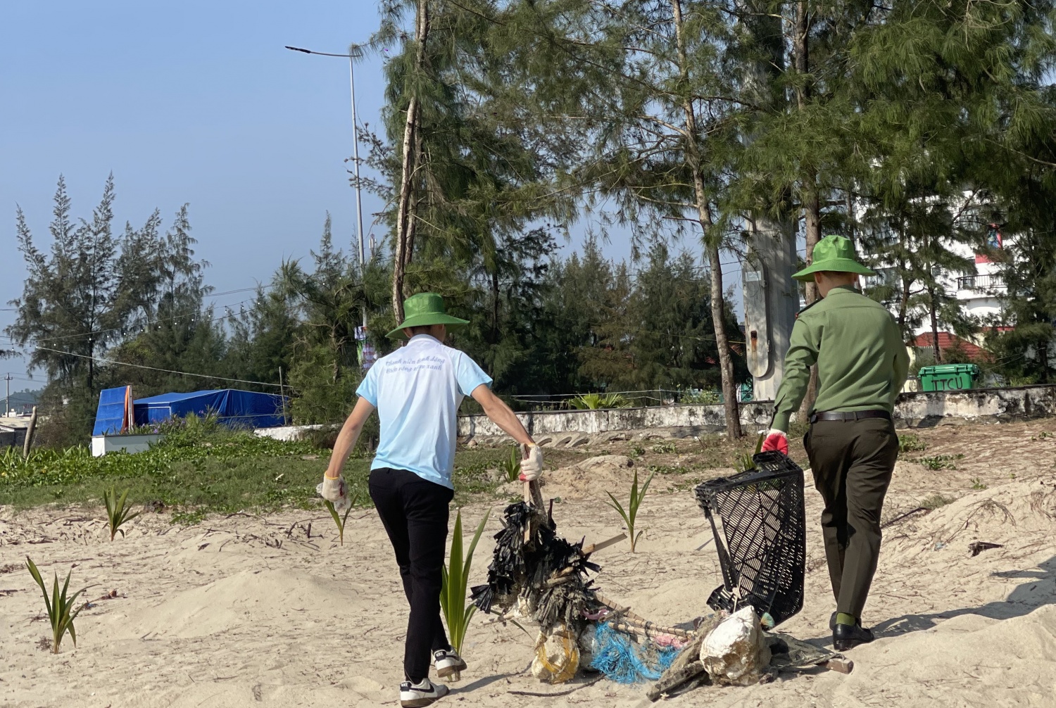 Tuổi trẻ PTSC Quảng Ngãi chung tay làm sạch biển