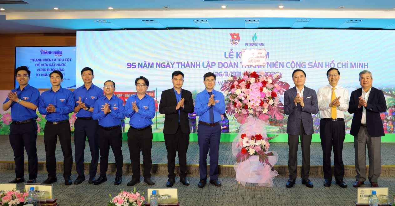 Lãnh đạo Petrovietnam tặng hoa chúc mừng Đoàn Thanh niên Chính phủ và Đoàn Thanh niên Tập đoàn