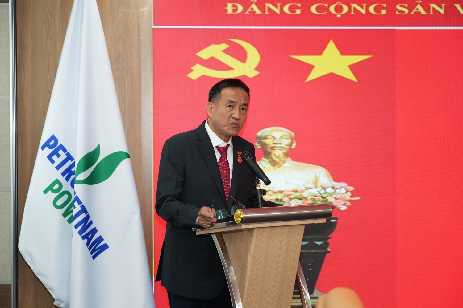 PV Power trao Huy hiệu 30 năm tuổi Đảng và khen thưởng tập thể, cá nhân tiêu biểu