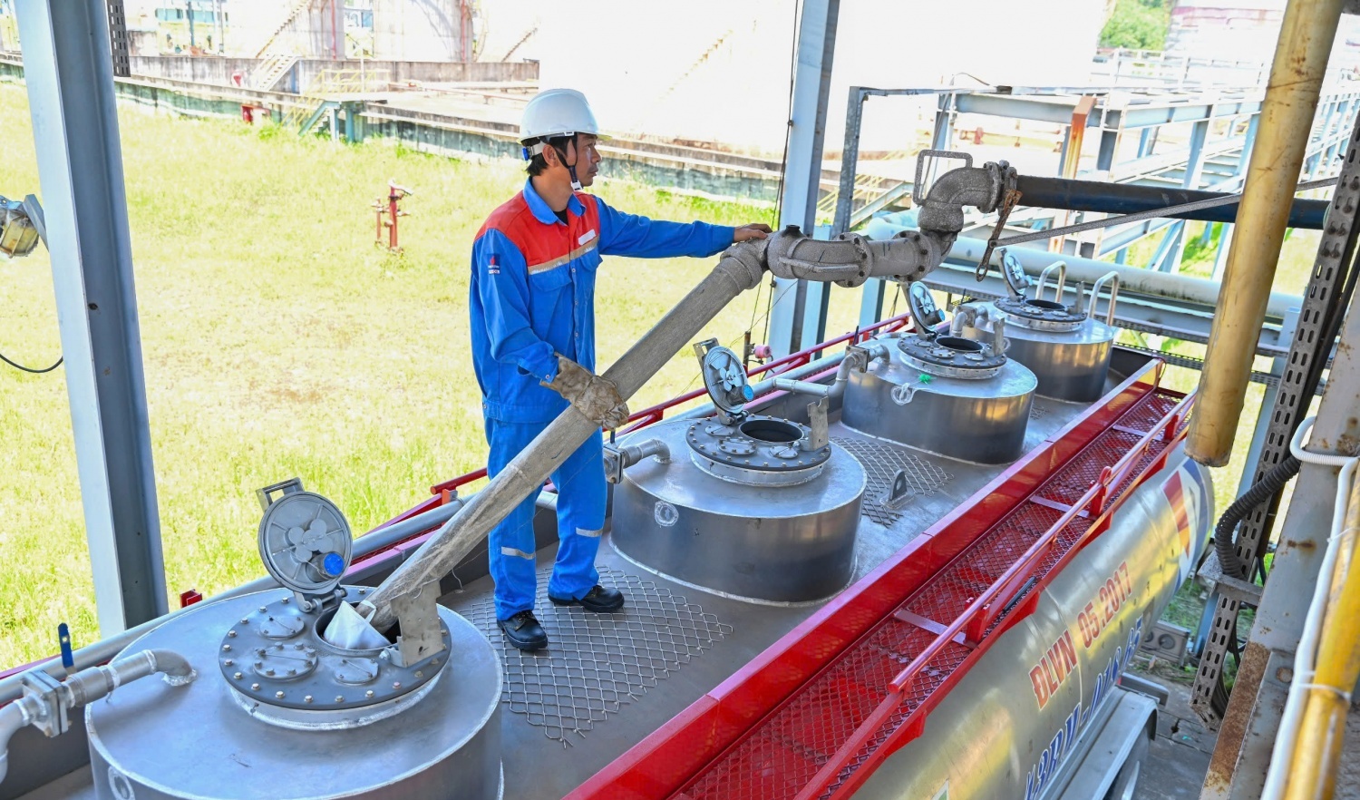 Nhà máy NLSH Dung Quất hoạt động 100% công suất vào giữa tháng 4, bảo đảm phục vụ phối trộn xăng E10