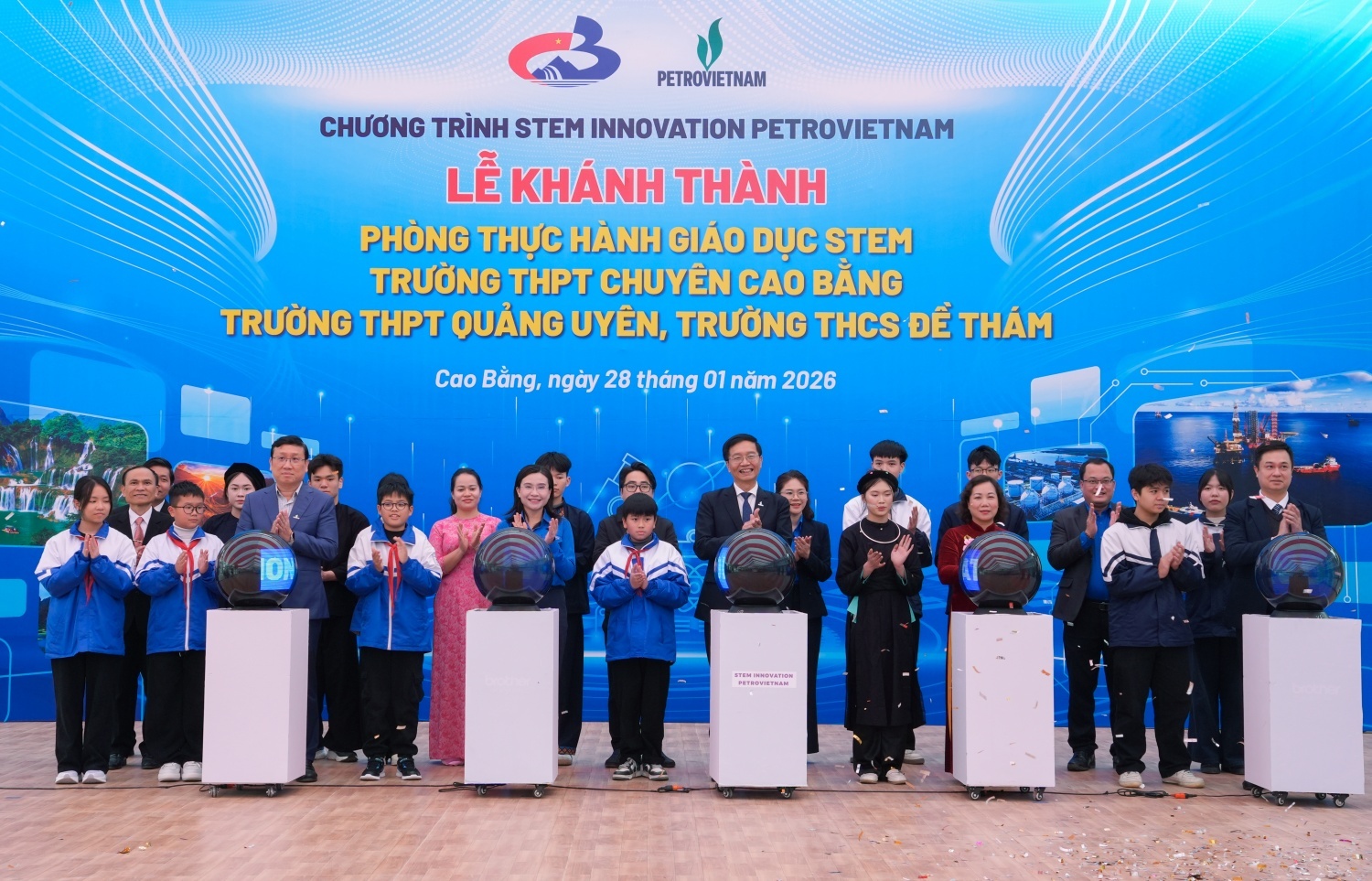Đồng chí Trần Quang Dũng – Phó Bí thư thường trực Đảng ủy Petrovietnam cùng đồng chí Nguyễn Phạm Duy Trang – Bí thư Trung ương Đoàn TNCS Hồ Chí Minh, Chủ tịch Hội đồng Đội Trung ương; đồng chí Hà Nhật Lệ – Phó Chủ tịch UBND tỉnh Cao Bằng; đồng chí Nguyễn Công Luận – Phó Tổng giám đốc Tổng công ty Khí Việt Nam (PV GAS) và các đại biểu thực hiện nghi thức khánh thành 3 phòng thực hành giáo dục STEM.