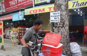 Đọc một bài báo về "cơm treo"