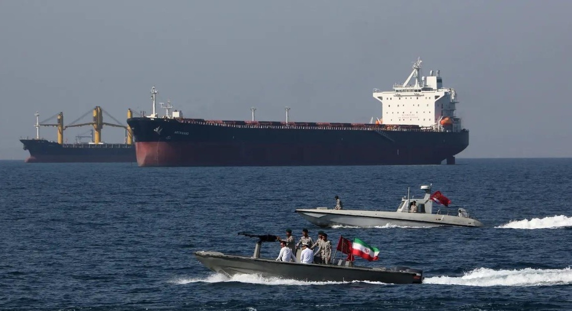 "Điểm nóng" Trung Đông ngày 26/4: Các tàu được phép đi qua eo biển Hormuz