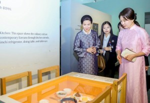 Phu nhân Tổng Bí thư, Chủ tịch nước Tô Lâm và Phu nhân Tổng thống Hàn Quốc thăm Bảo tàng Dân tộc học Việt Nam