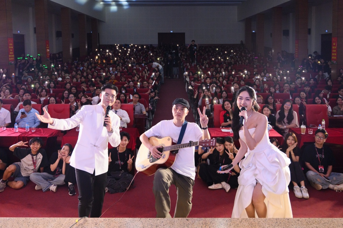 Ca sĩ Vương Bình và Kiên Trịnh khuấy động sân khấu đêm nhạc hội Dạ Khúc Tháng Tư 2026