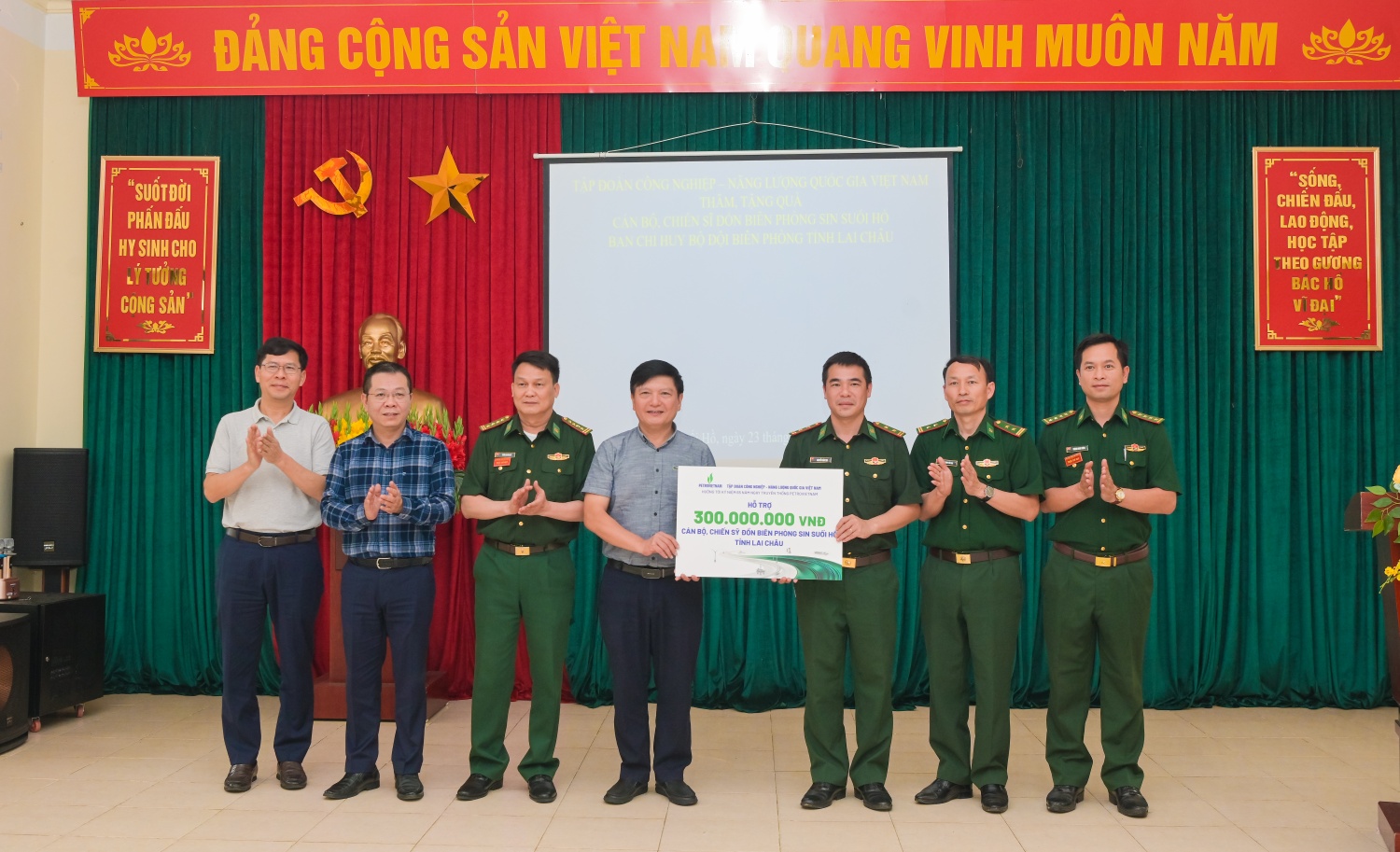Nhân dịp này, đoàn công tác Petrovietnam đã trao hỗ trợ 300 triệu đồng nhằm động viên, tiếp thêm nguồn lực cho các cán bộ, chiến sĩ Đồn Biên phòng Sin Suối Hồ.