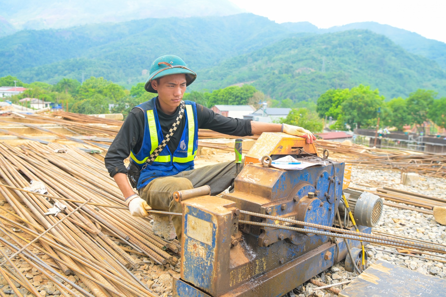 Dù đã đến giờ nghỉ trưa, các công nhân vẫn tập trung thi công dưới cái nắng gay gắt, chung tay đẩy nhanh tiến độ để sớm mang đến mái trường khang trang cho các em học sinh.