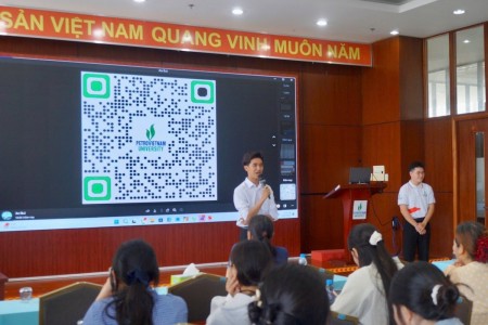 Cựu học sinh Trường Long Hưng (Cần Thơ) truyền cảm hứng cho “đàn em” trong chuyến tham quan trải nghiệm tại PVU