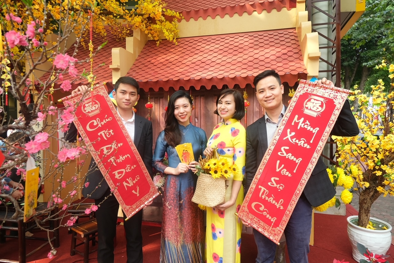 Không gian Tết xưa đã mang đến sự tươi vui, niềm hạnh phúc cho mọi người. Không gian Tết xưa đã mang đến sự tươi vui, niềm hạnh phúc cho mọi người.