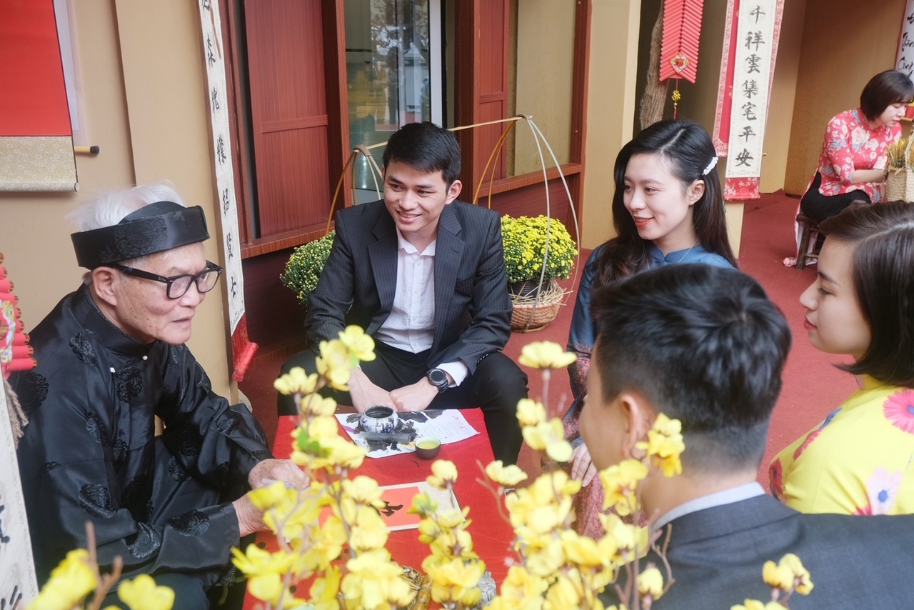 Xin chữ đầu năm – hoạt động mang ý nghĩa cầu tài lộc, cầu an vui cho gia đình. Xin chữ đầu năm – hoạt động mang ý nghĩa cầu tài lộc, cầu an vui cho gia đình.