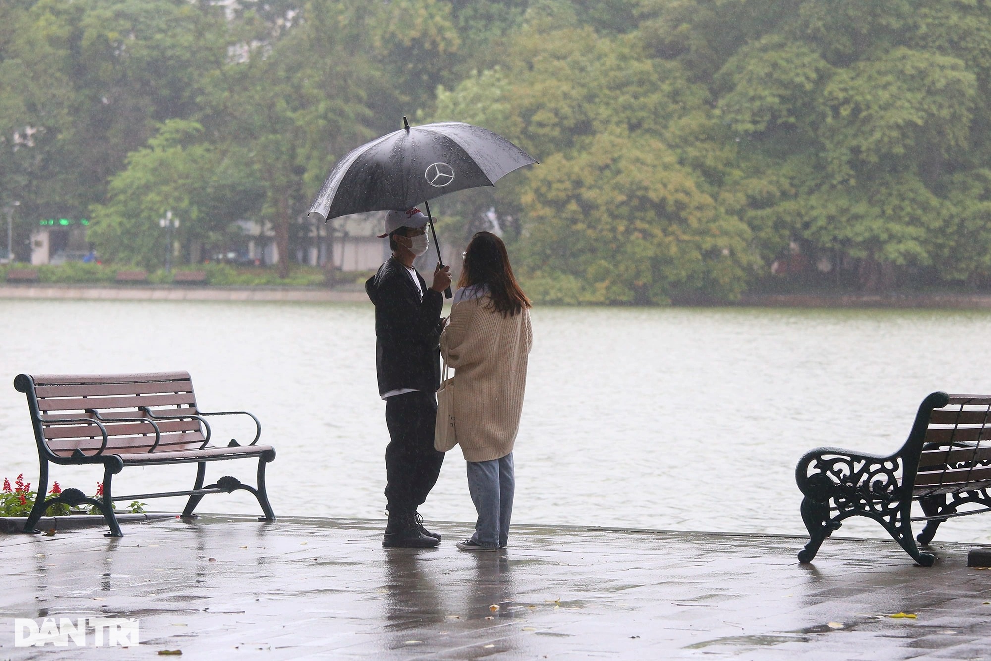 Hồ Gươm đẹp lãng mạn dưới mưa lạnh đầu mùa - 7