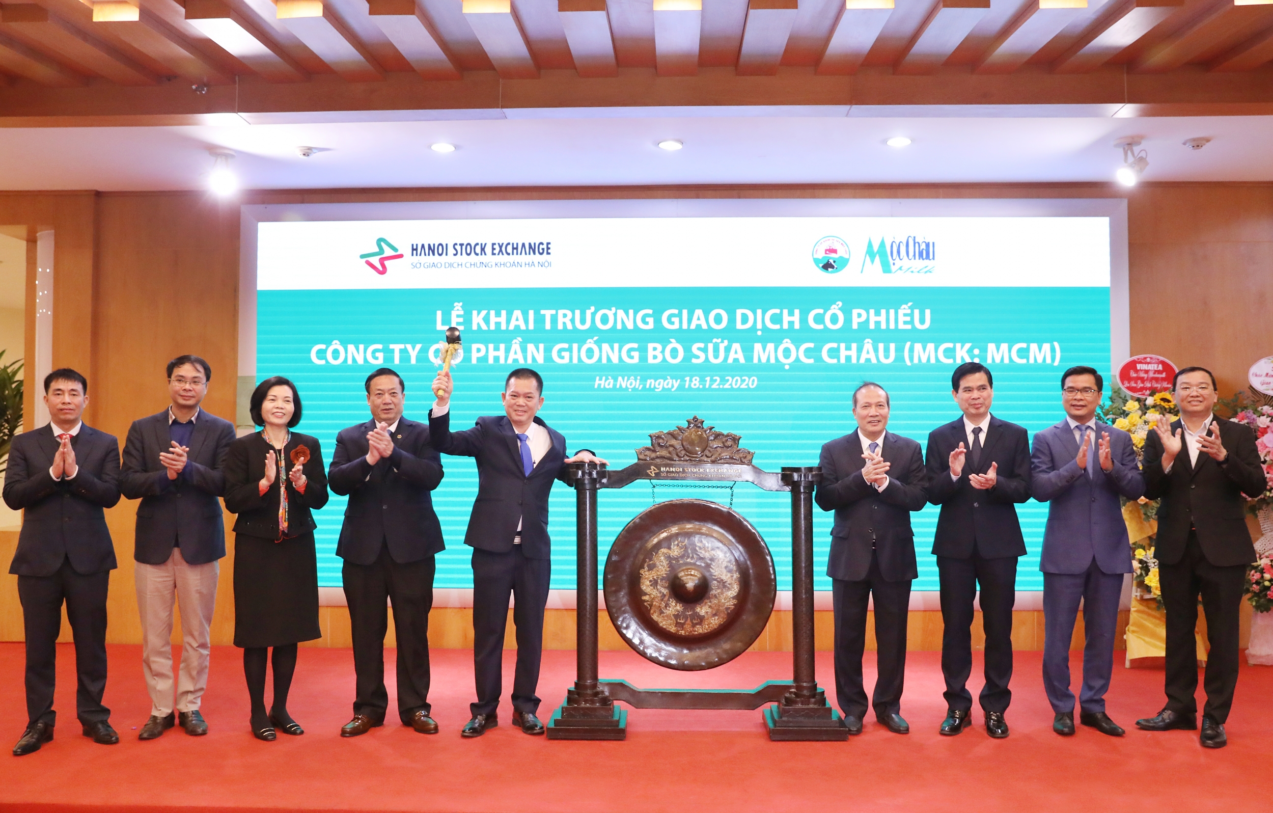 Tổng Giám đốc công ty Mộc Châu Milk thực hiện nghi thức đánh cồng, chính thức khai trương giao dịch cổ phiếu MCM trên sàn UPCOM