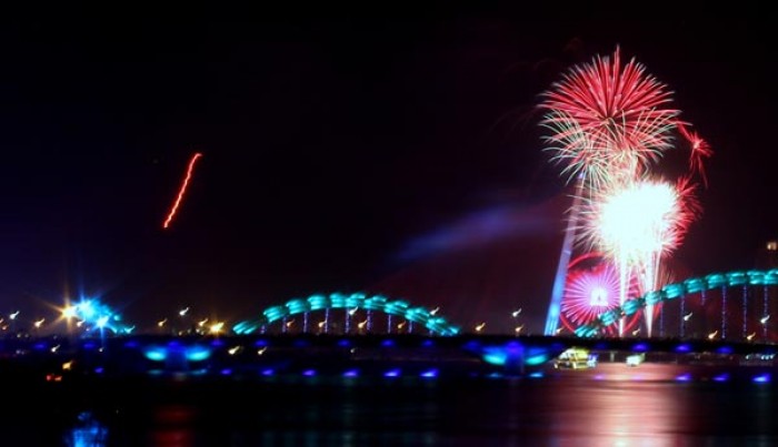 chum anh ruc ro phao hoa chao nam moi o da nang
