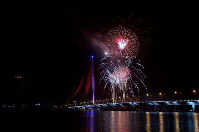 chum anh ruc ro phao hoa chao nam moi o da nang
