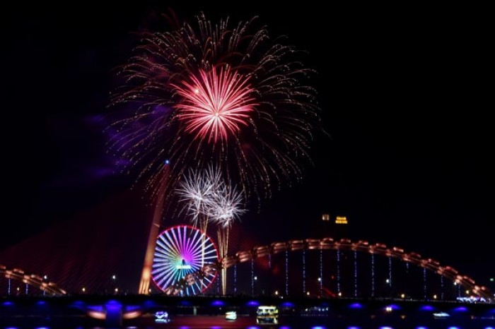 chum anh ruc ro phao hoa chao nam moi o da nang