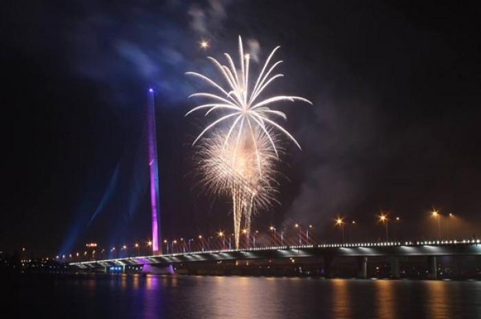 chum anh ruc ro phao hoa chao nam moi o da nang