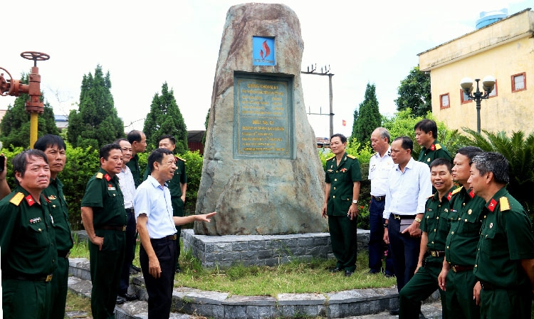 Người lính trên mặt trận Dầu khí