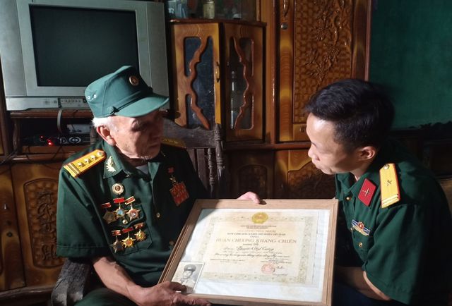 gap nguoi chay xe 10 van km duong truong son cho phao phuc vu chien dau