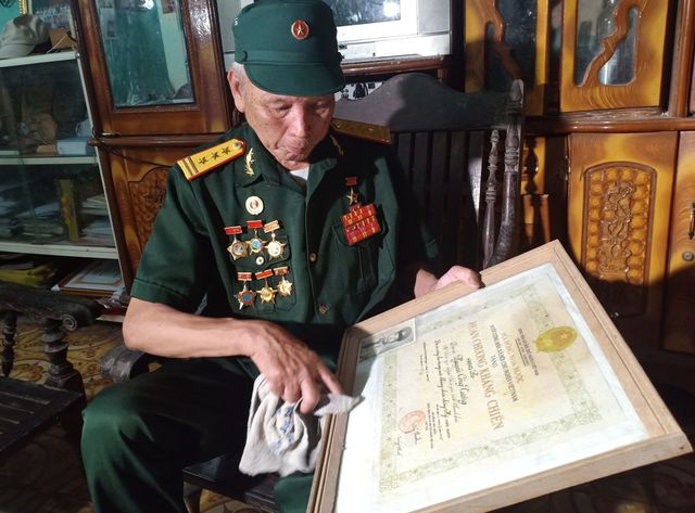 gap nguoi chay xe 10 van km duong truong son cho phao phuc vu chien dau